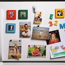 Las personas suelen poner imanes en la nevera como una forma de decoración.