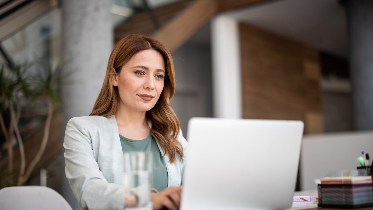 La inteligencia artificial y la automatización pueden influir en la baja demanda de algunas profesiones.