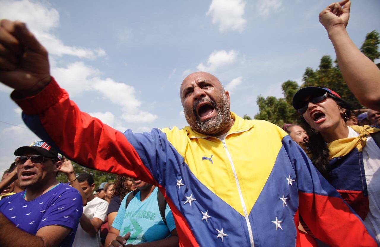 Los venezolanos le piden a la guardia de su país que se entreguen, recibirán amnistía.. foto: Diana Rey Melo