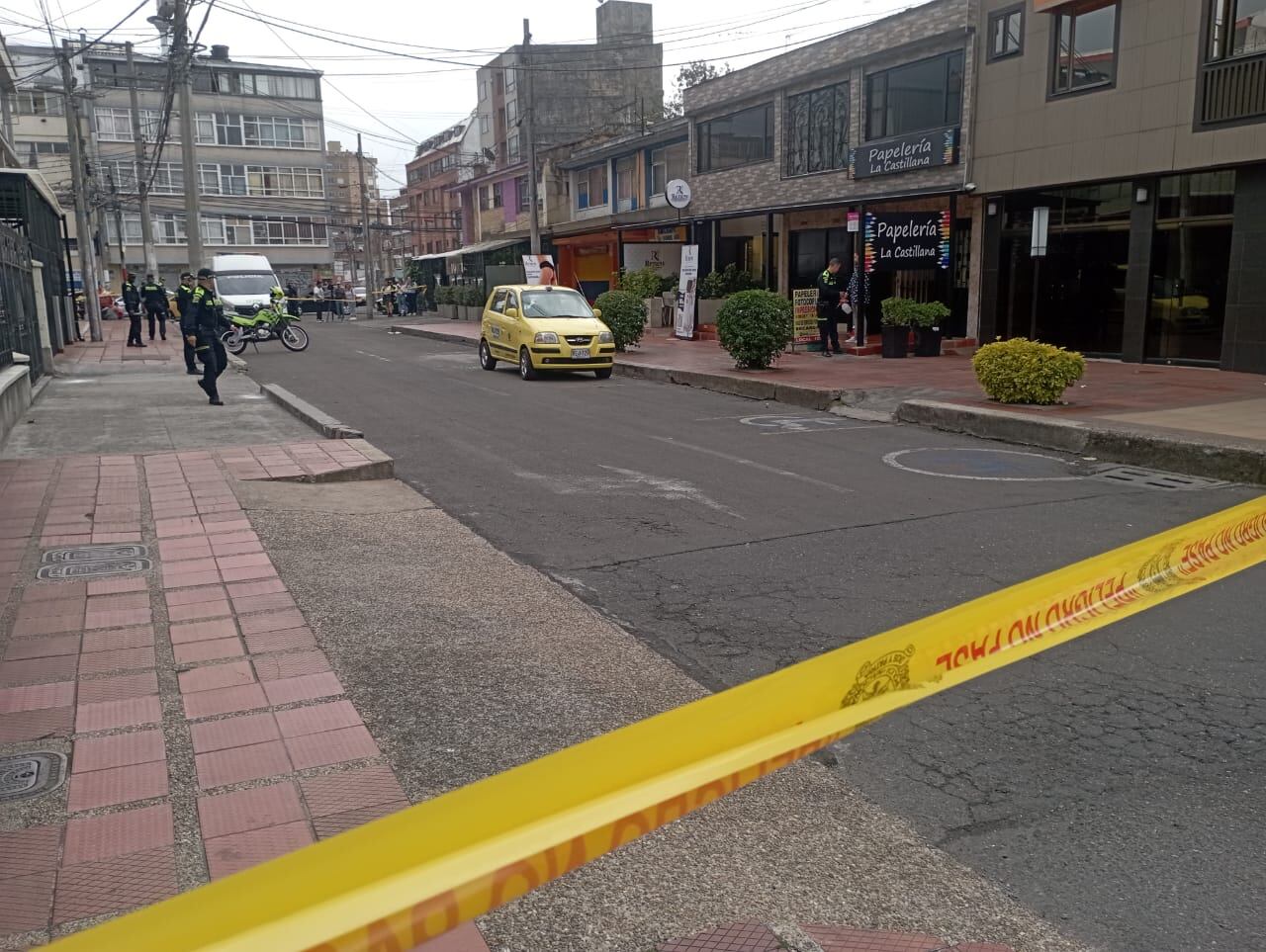 Balacera en Galerías en Bogotá dejó un taxi afectado.