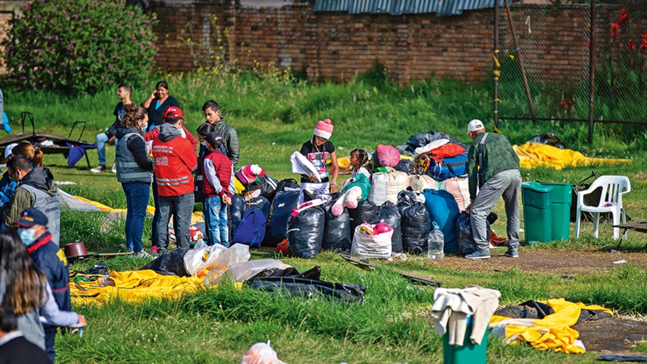 Las imágenes son desoladoras. Desde que empieza el camino, los niños son protagonistas incluso de acciones ilícitas, como el contrabando. Todo pasa con la venia de los grupos ilegales y la complicidad de las autoridades.