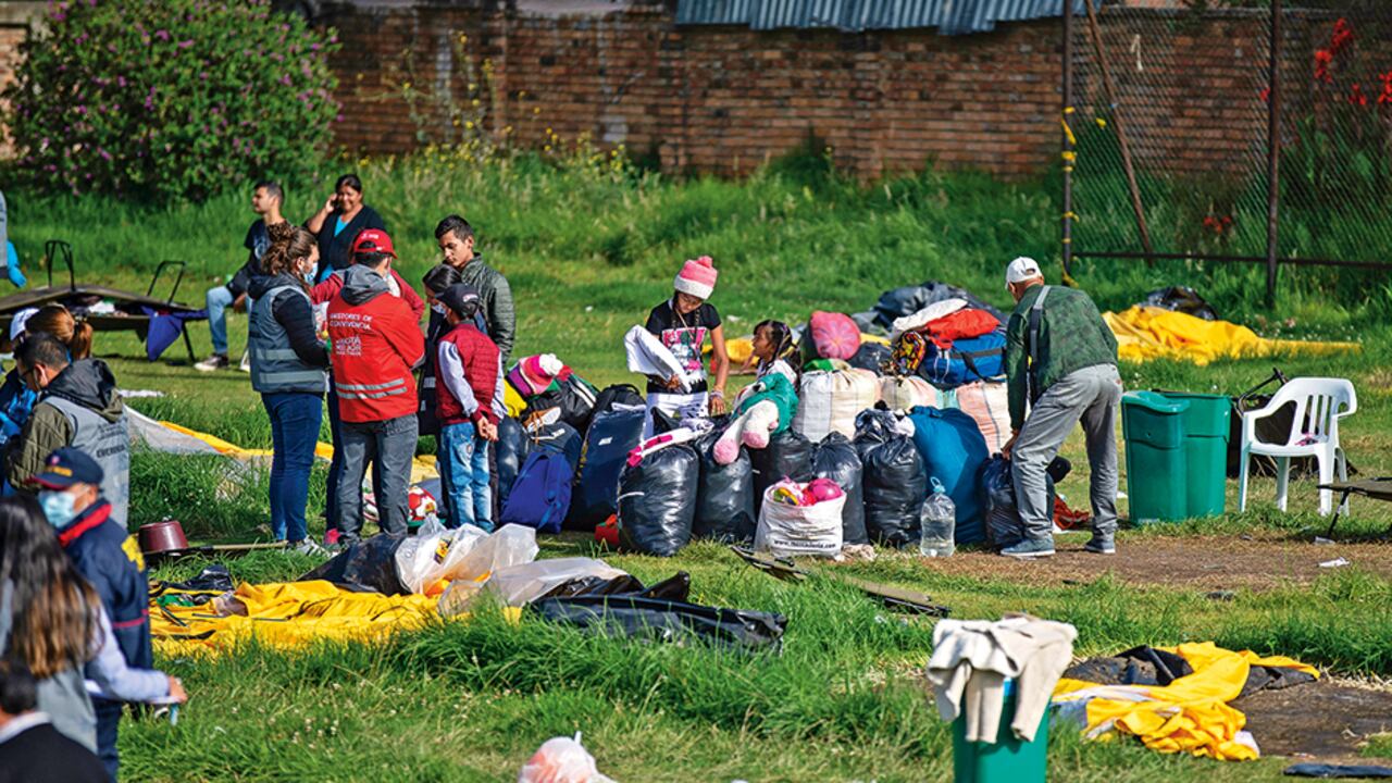 Las imágenes son desoladoras. Desde que empieza el camino, los niños son protagonistas incluso de acciones ilícitas, como el contrabando. Todo pasa con la venia de los grupos ilegales y la complicidad de las autoridades.
