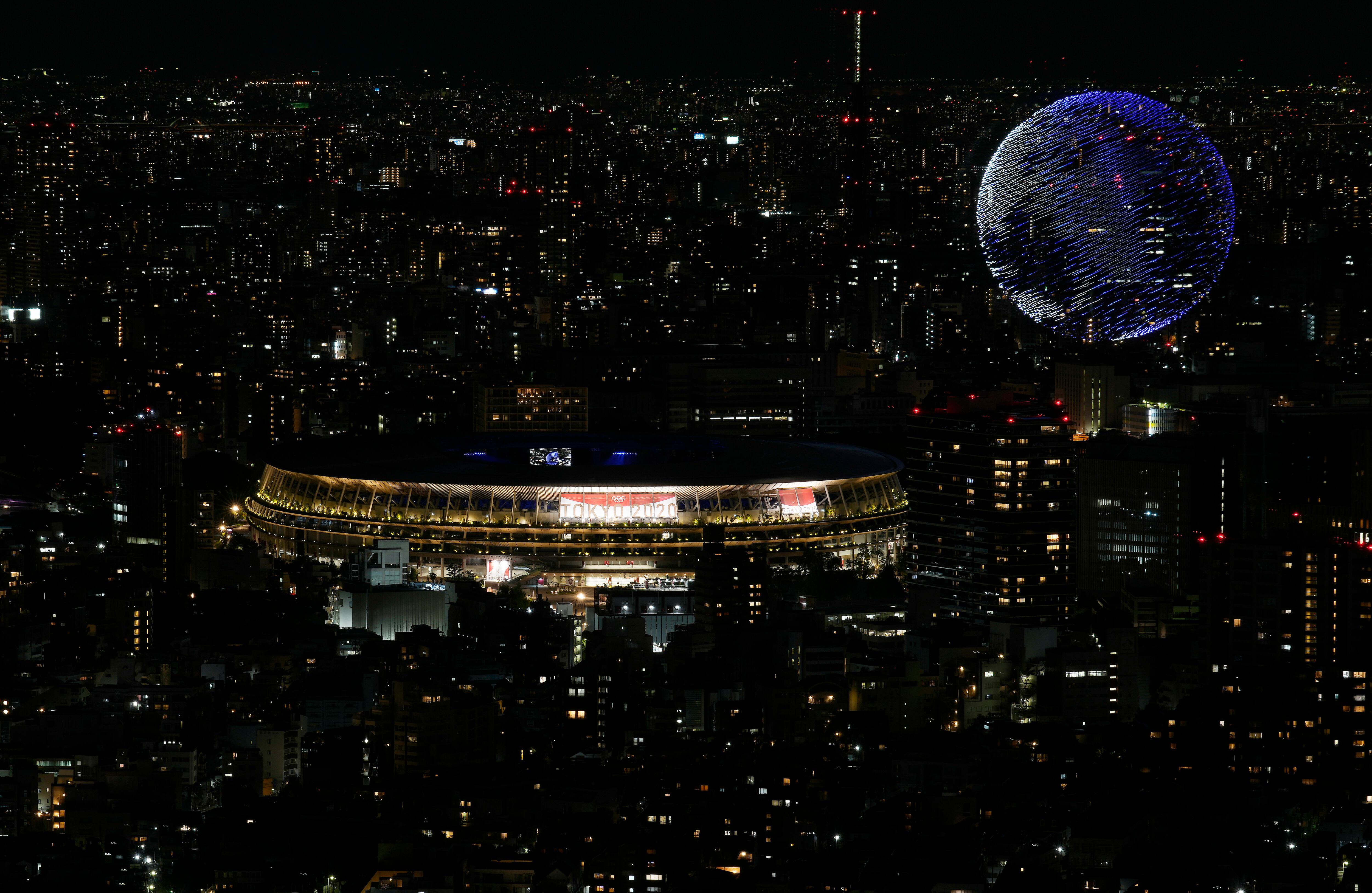 Drones volando sobre el Estadio Olímpico de Tokio.