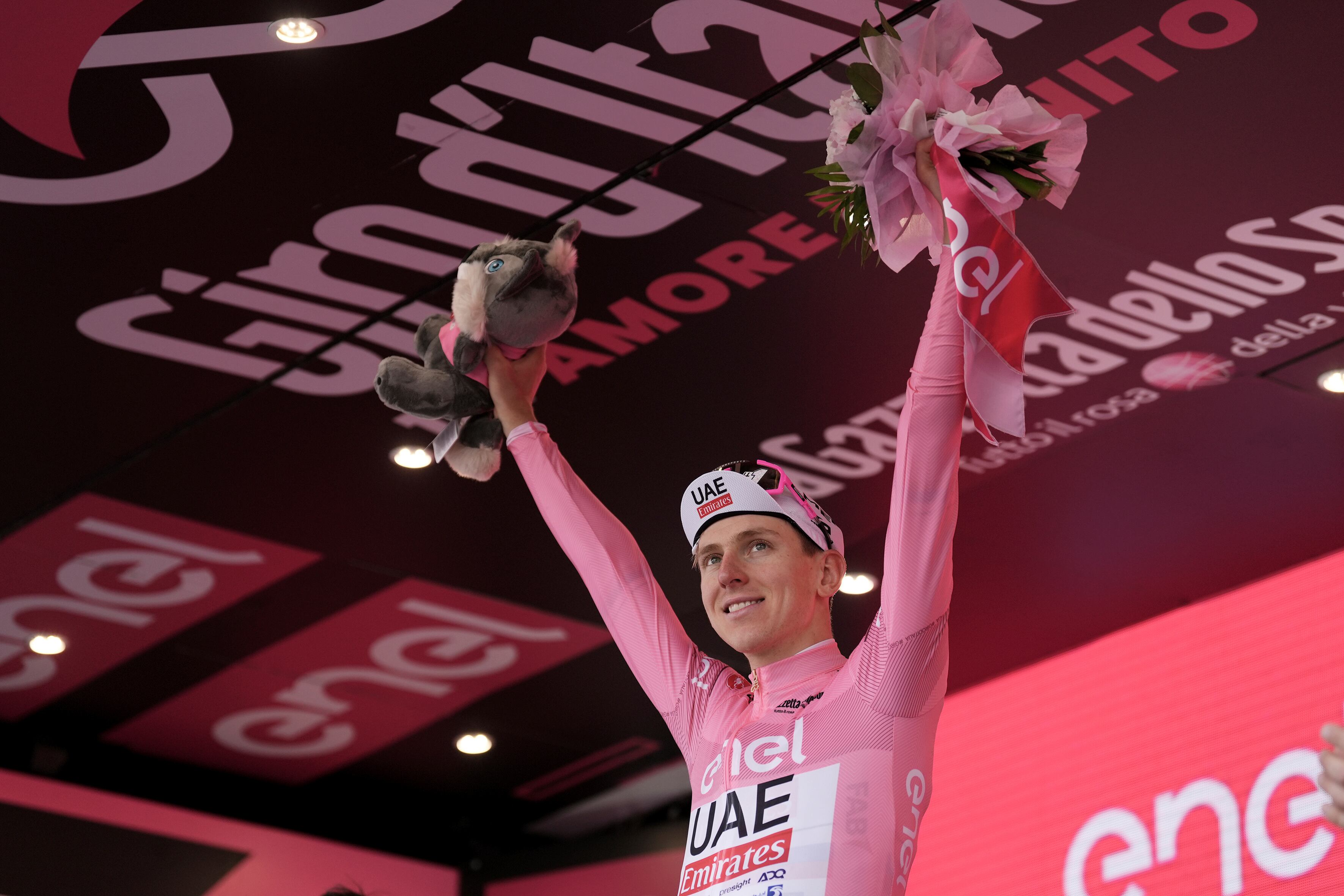 El esloveno Tadej Pogacar, con la camiseta rosa del líder general de la carrera, celebra en el podio después de completar la 12ª etapa de la carrera ciclista Giro d'Italia de Martinsicuro a Fano, Italia, el jueves 16 de mayo de 2024. (Massimo Paolone/LaPresse via AP)