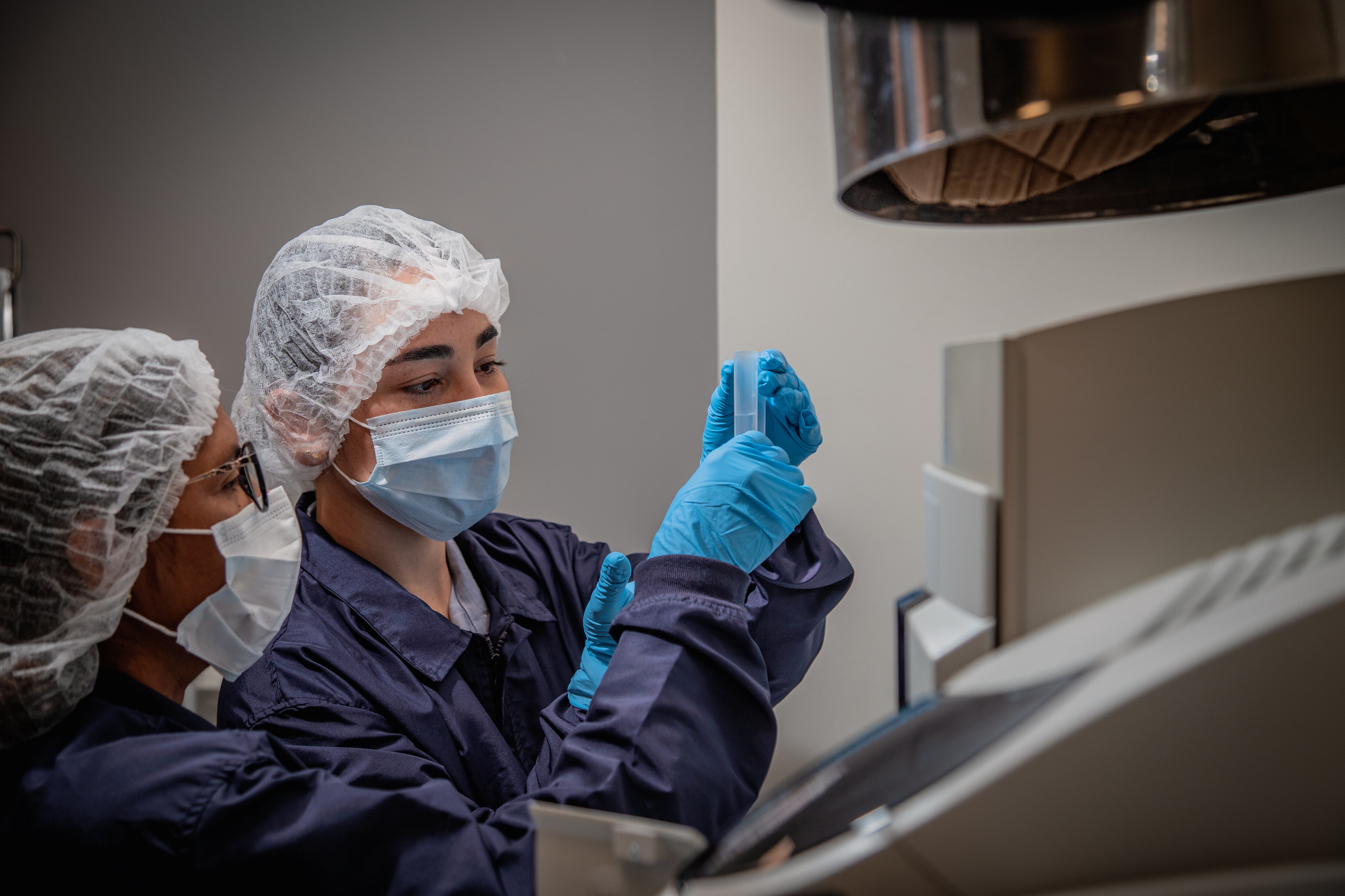 En BioOrigen desarrollan bioinsumos a partir de microorganismos benéficos como hongos y bacterias; cuentan con laboratorios donde realizan estudios de suelo, foliares, fitosanitarios y de sanidad de raíces.