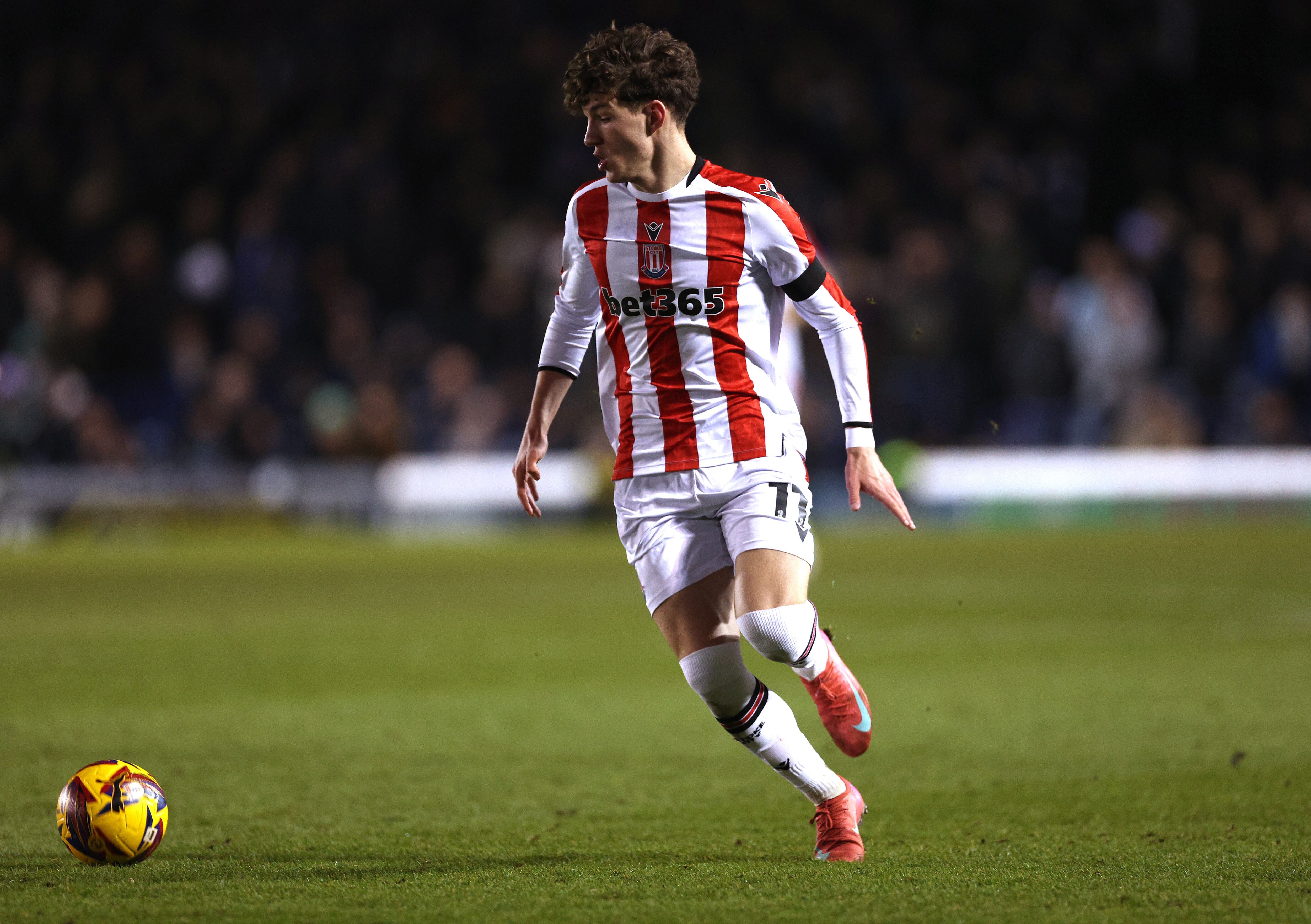 Lewis Koumas, admirador de Luis Díaz, desempeñándose con el Stoke City inglés.