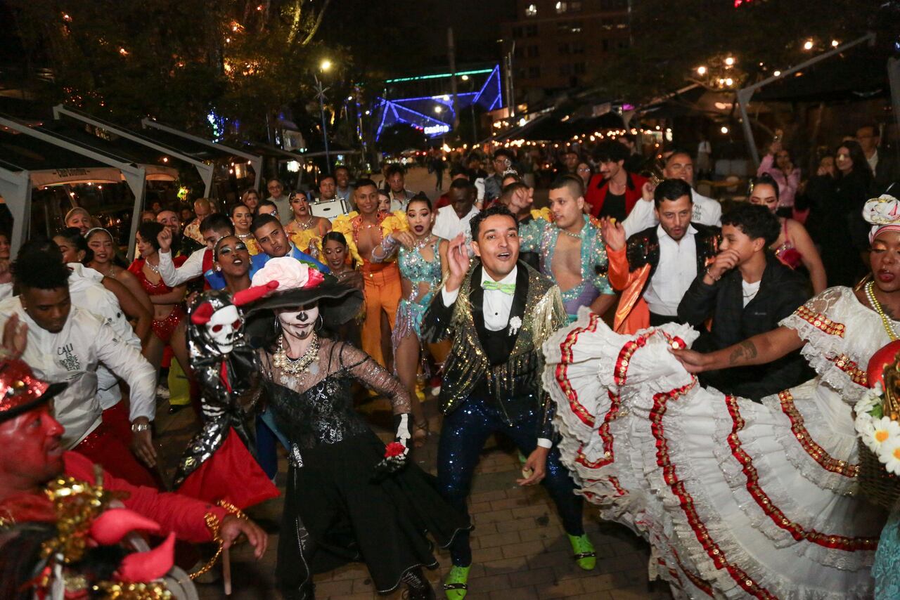 Los bogotanos se contagiaron del swing del baile caleño y disfrutaron de una
muestra de lo que será la edición 67 de la Feria de Cali.