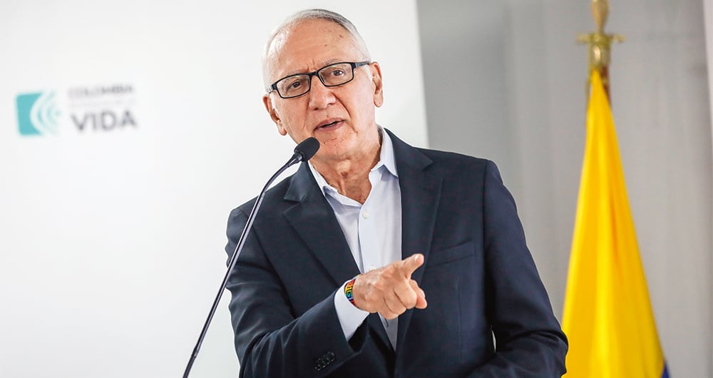   El ministro de Salud, Guillermo Alfonso Jaramillo, señala que las EPS son las responsables de adquirir los medicamentos para los pacientes. Pero estas entidades aseguran que no tienen los recursos necesarios por la insuficiencia de la UPC.