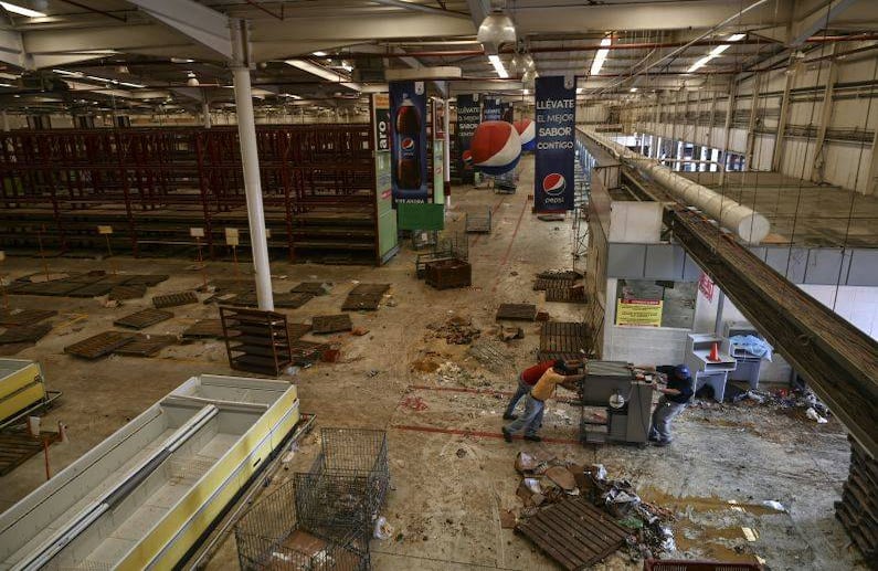 Vista general dentro de un supermercado al por mayor saqueado durante el apagón masivo que ha paralizado a Venezuela durante seis días, en Maracaibo, en el estado fronterizo de Zulia donde más de 500 tiendas fueron saqueadas. FOTO: JUAN BARRETO/AFP