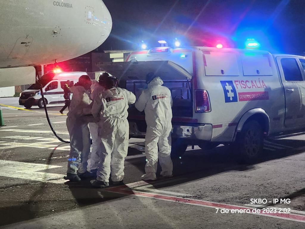 Tan pronto se conoció el reporte del técnico de mantenimiento del avión, el CTI hizo presencia, adelantó el levantamiento de los cuerpos y en la mañana de este sábado se adelantan las investigaciones pertinentes.