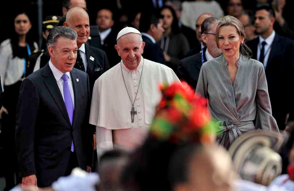 El presidente de la república Juan Manuel Santos conversa con el papa Francisco junto con su esposa, Maria Clemencia Rodríguez. Foto: Carlos Julio Martínez.
