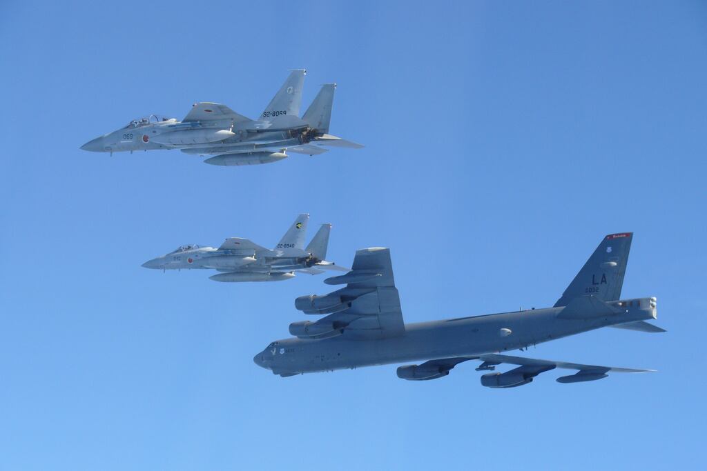Esta foto proporcionada por el Ministerio de Defensa de Japón muestra a los cazas F-15 de la Fuerza de Autodefensa Aérea de Japón realizando un ejercicio militar conjunto con el bombardero B-52 estadounidense en las inmediaciones del espacio aéreo japonés el miércoles 10 de diciembre de 2025. (Ministerio de Defensa de Japón vía AP)