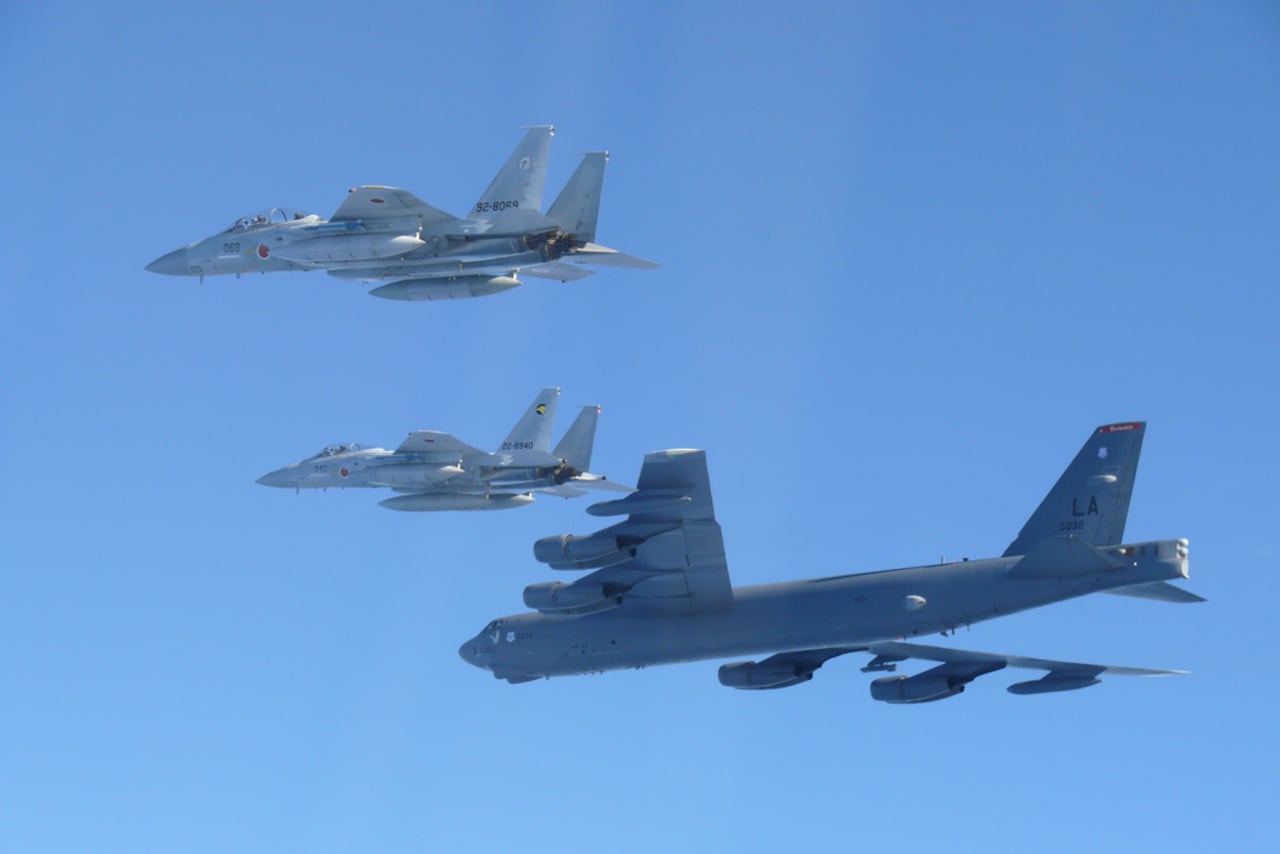 Esta foto proporcionada por el Ministerio de Defensa de Japón muestra a los cazas F-15 de la Fuerza de Autodefensa Aérea de Japón realizando un ejercicio militar conjunto con el bombardero B-52 estadounidense en las inmediaciones del espacio aéreo japonés el miércoles 10 de diciembre de 2025. (Ministerio de Defensa de Japón vía AP)