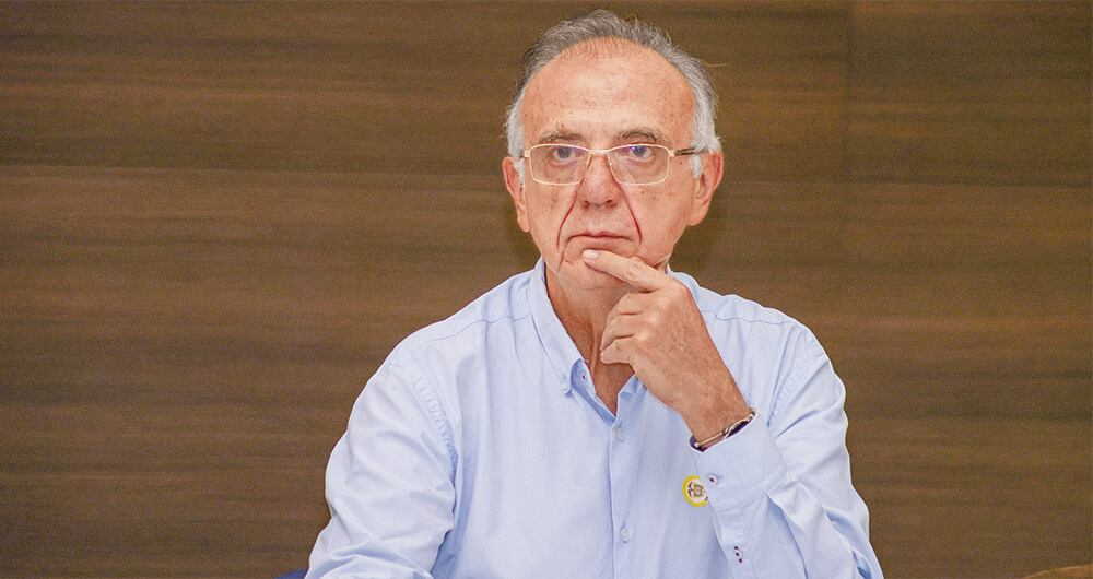 El presidente Gustavo Petro y el ministro de Defensa, Iván Velásquez, optaron por reintegrar a un general que fue hombre de confianza del excomandante del Ejército, el general Eduardo Zapateiro.