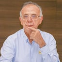 El presidente Gustavo Petro y el ministro de Defensa, Iván Velásquez, optaron por reintegrar a un general que fue hombre de confianza del excomandante del Ejército, el general Eduardo Zapateiro.