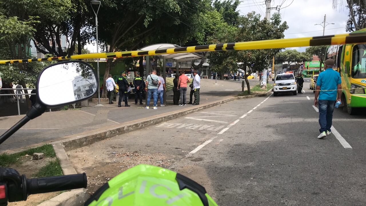 Dos personas resultaron heridas y una logró escapar.