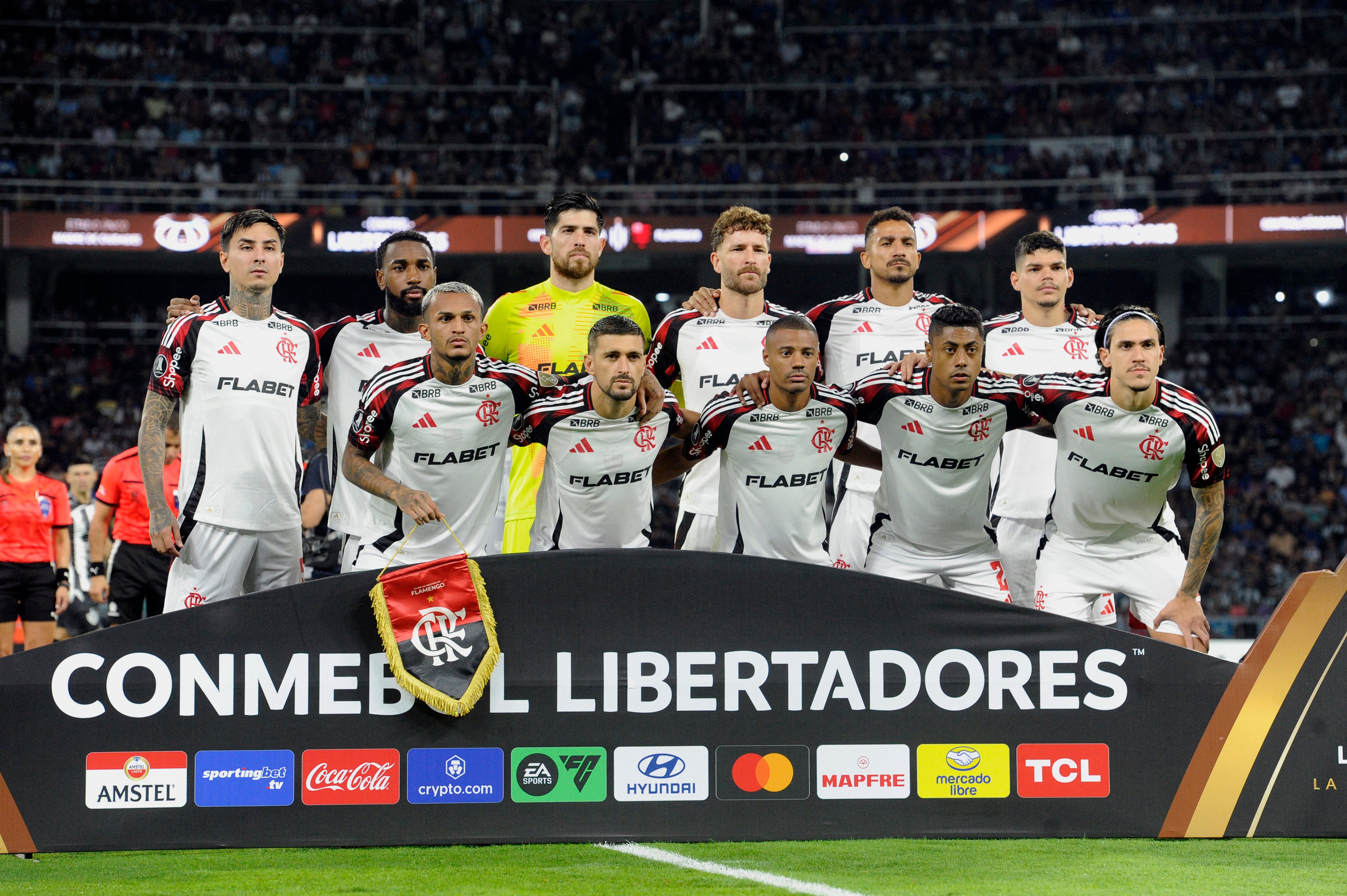 Flamengo players pose for a team photoduring the Copa Libertadores group stage football match between Argentina's Central Cordoba and Brazil's Flamengo at the Madre de Ciudades stadium in Santiago del Estero, Argentina, on May 7, 2025. (Photo by Eduardo RAPETTI / AFP)