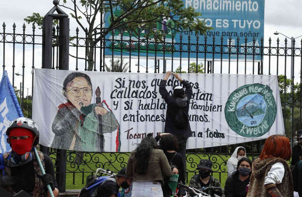 Los manifestantes cuelgan carteles en las rejas del Centro de Memoria Paz y Reconciliación como protesta ante las últimas masacres en las que fueron asesinados varios jóvenes. Foto Guillermo Torres / Semana