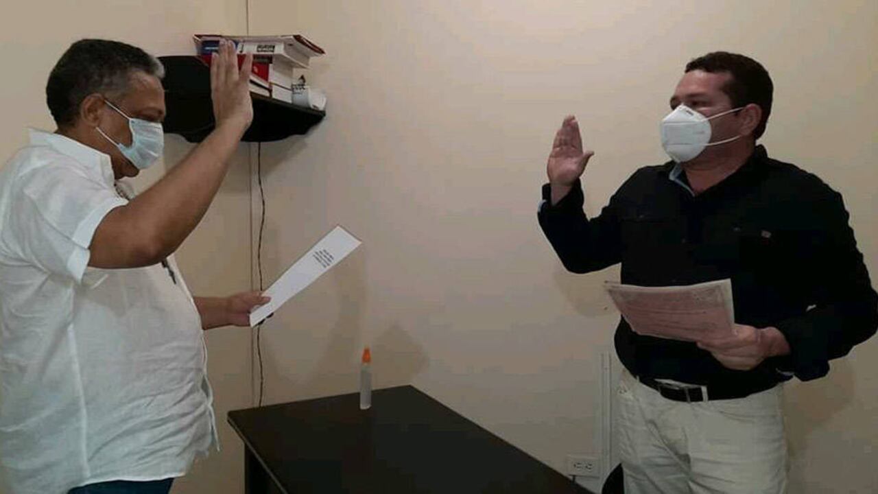 Momento en que Manuel Cadrazco (Izquierda) toma posesión ante el notario municipal como alcalde de San Benito Abad (Sucre), dos días después de salir de la cárcel.