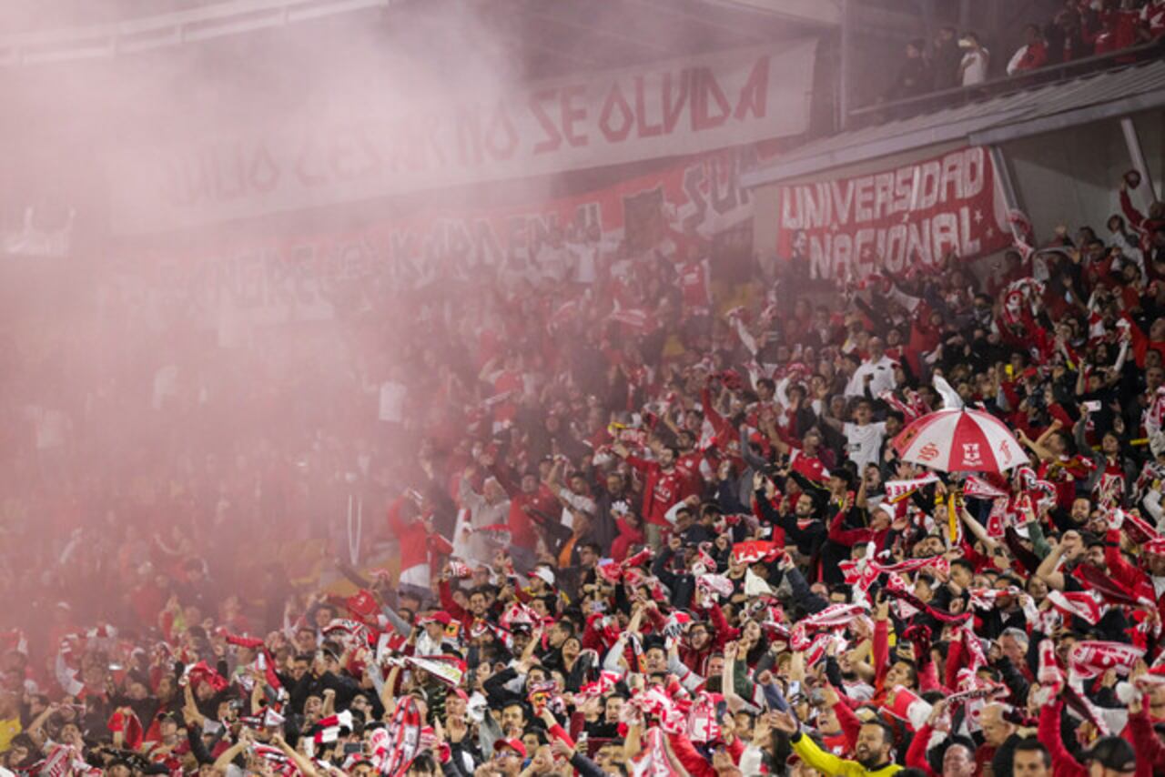 Hinchada de Santa Fe presente en el estadio 'El Campín' para el partido contra Once Caldas (fecha 5 - cuadrangulares).