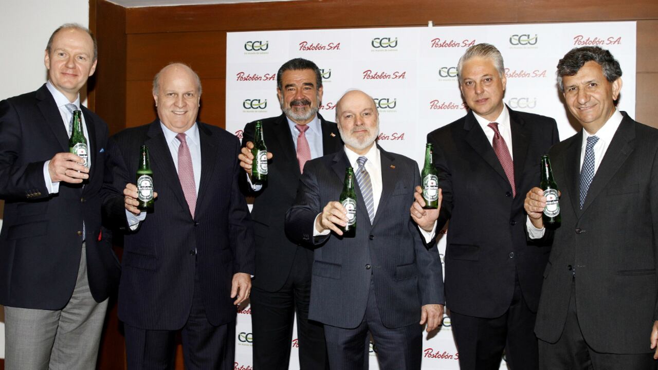 En la foto de izquierda a derecha: Stefan Orlowski, President American Region de Heineken, Antonio José Ardila, Vicepresidente Grupo Organización Ardila Lulle, Andrónico Luksic, Presidente Quiñenco, Carlos Julio Ardila, Consejero Delegado Organización Ardila Lulle, Miguel Escobar, Presidente de Postobón, Patricio Jottar, CEO de CCU.