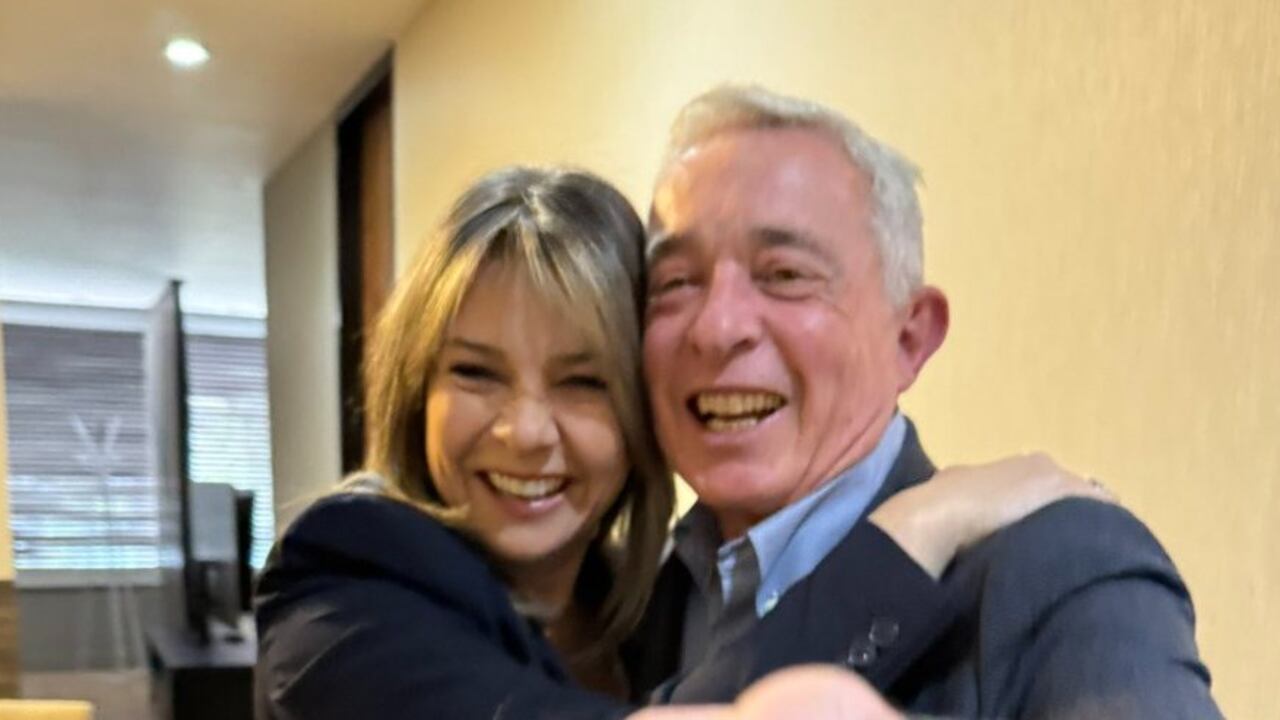 Vicky Dávila y Álvaro Uribe.