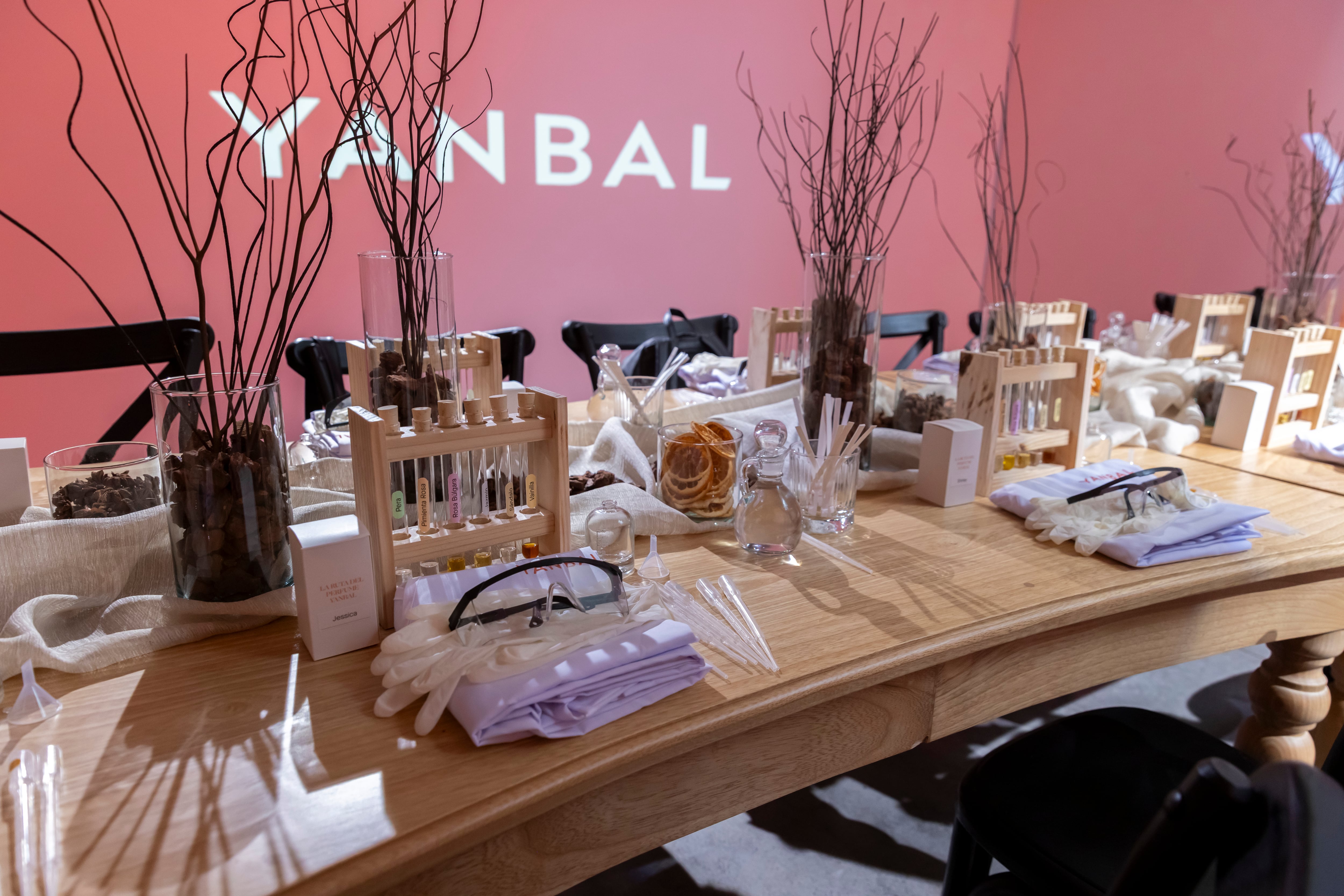 Crear un perfume toma aproximadamente 18 meses, un periodo donde la precisión, la creatividad y la innovación son fundamentales.