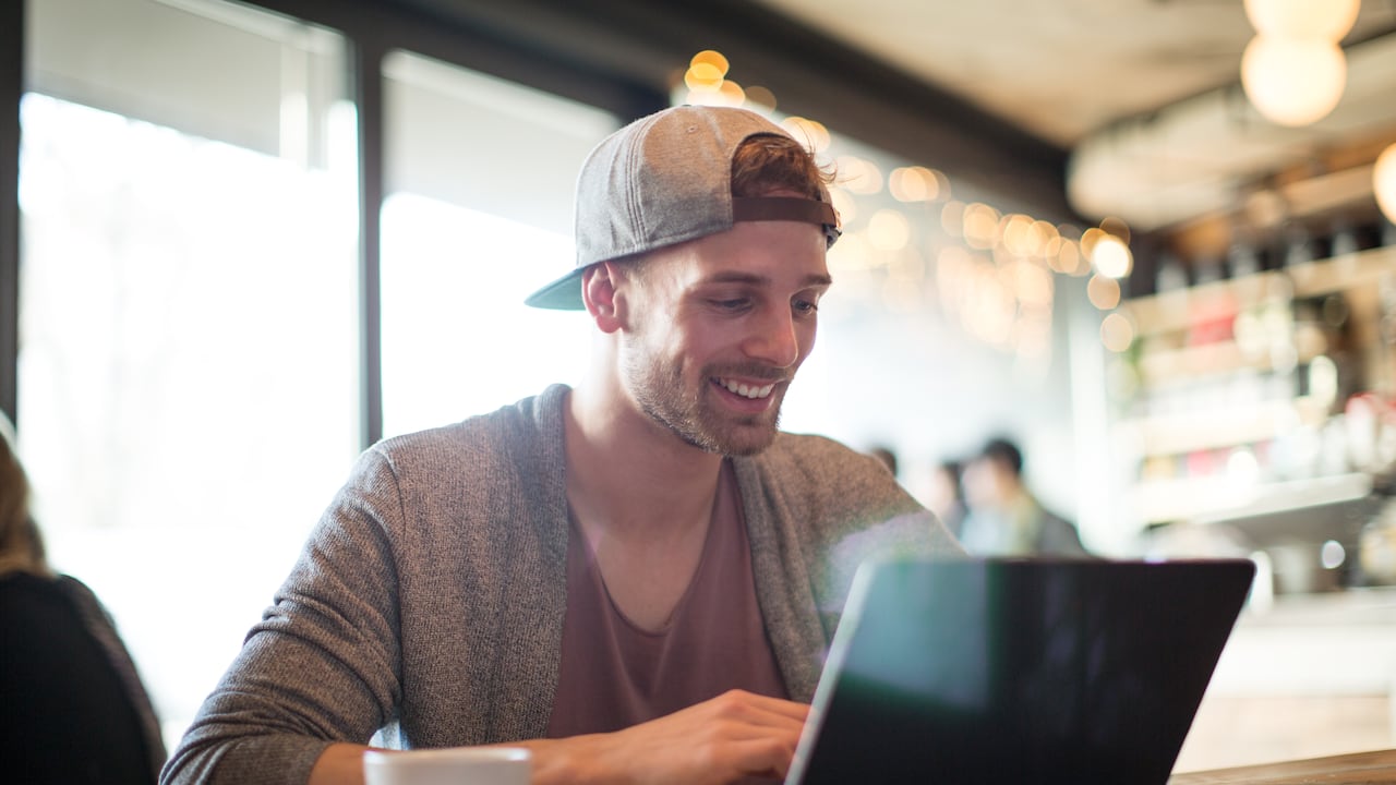 El significado de usar gorra todos los días, según la psicología