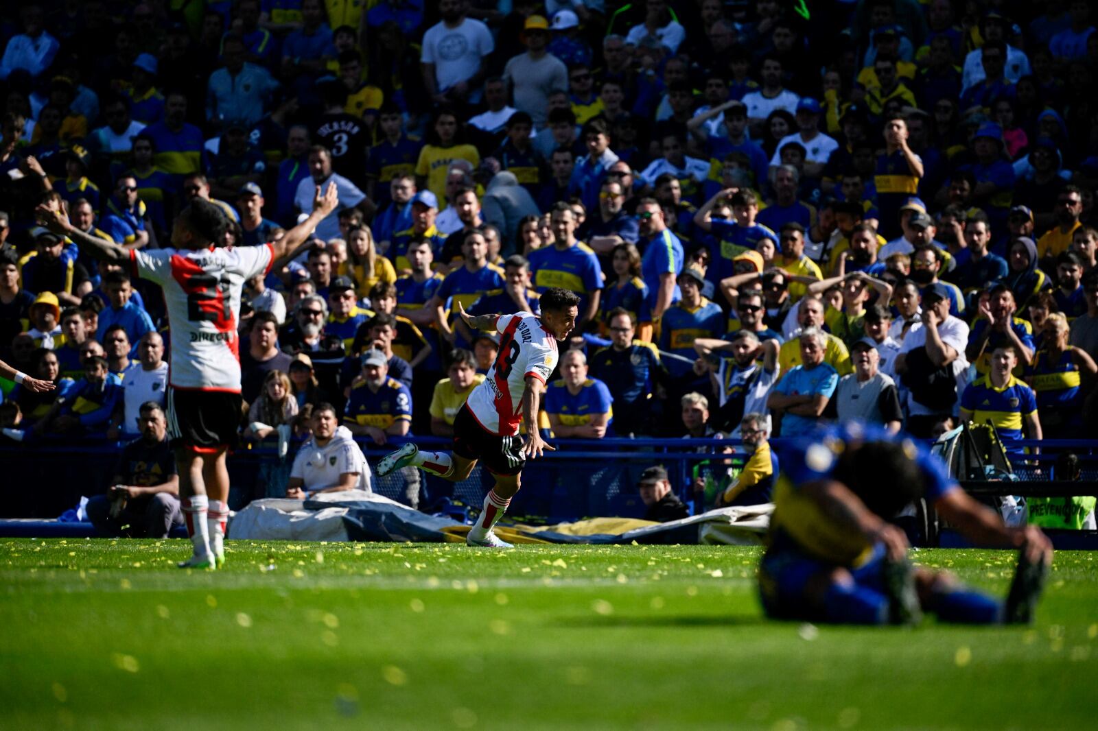 El defensor de River Plate, Enzo Díaz (C), celebra tras anotar contra Boca Juniors durante el partido Superclásico del Torneo de la Liga Argentina de Fútbol Profesional 2023 en el estadio La Bombonera de Buenos Aires el 1 de octubre de 2023.