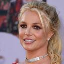 El documental examina el trato que los medios le dieron a la cantante y la figura de su padre como tutor legal.