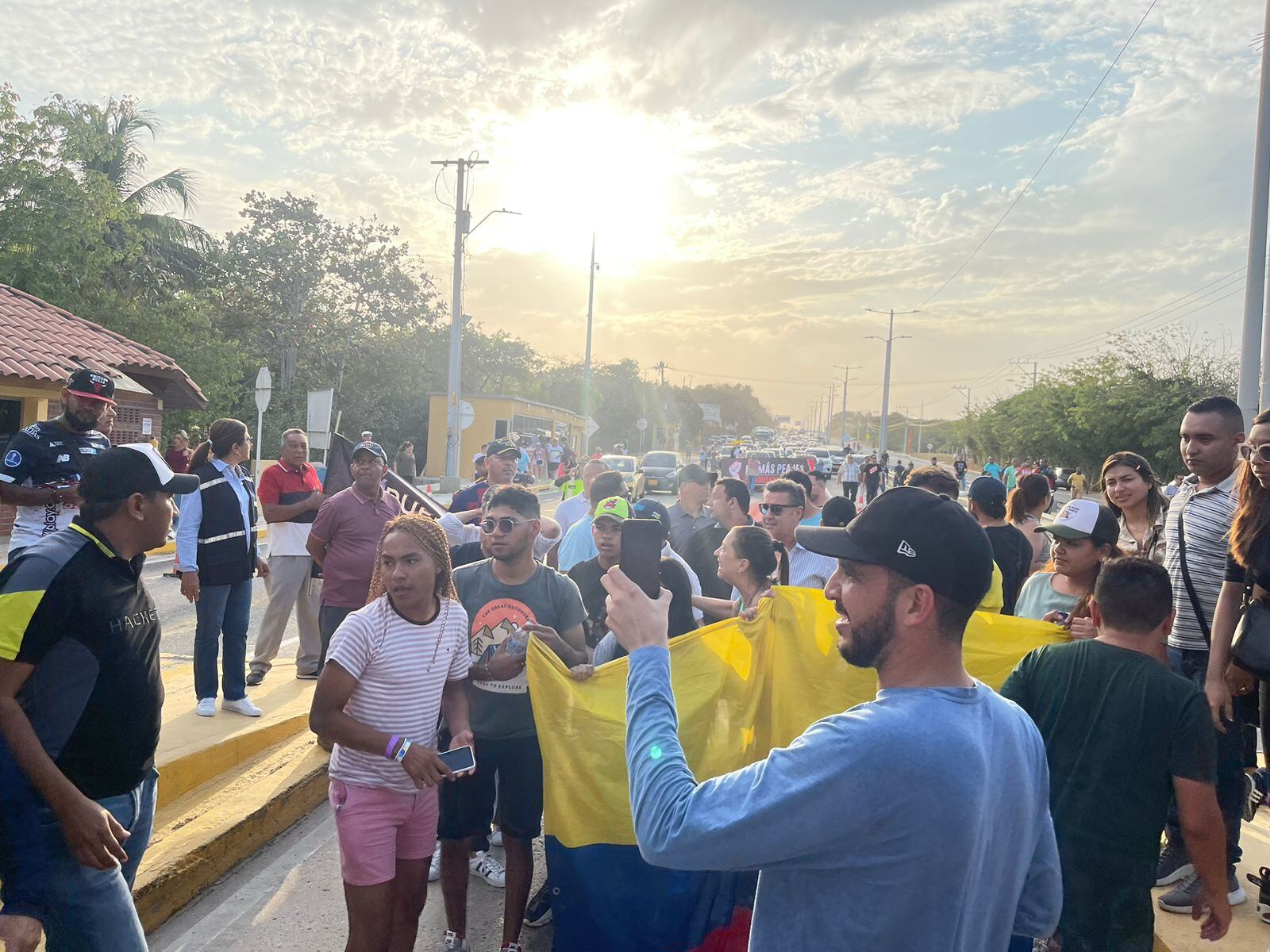 Decenas de ciudadanos exigieron el desmonte del peaje.