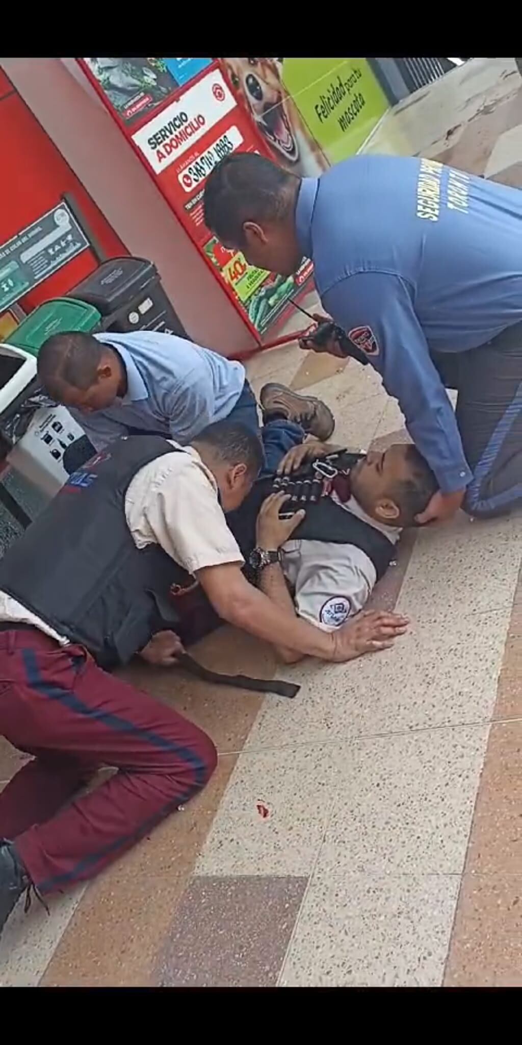 Los tres escoltas resultaron heridos.