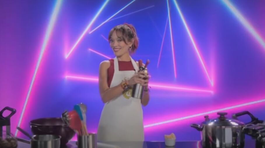 Polémica en Masterchef Celebrity 2023: Carolina Acevedo indignada por comentario ofensivo de compañero.