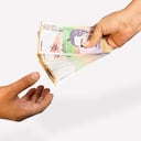 Manos rebiendo dinero billetes fondo blanco Dinero Colombia pesos Colombianos