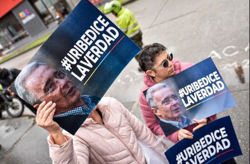Seguidores del expresidente Álvaro Uribe Vélez en los juzgados de Paloquemao.