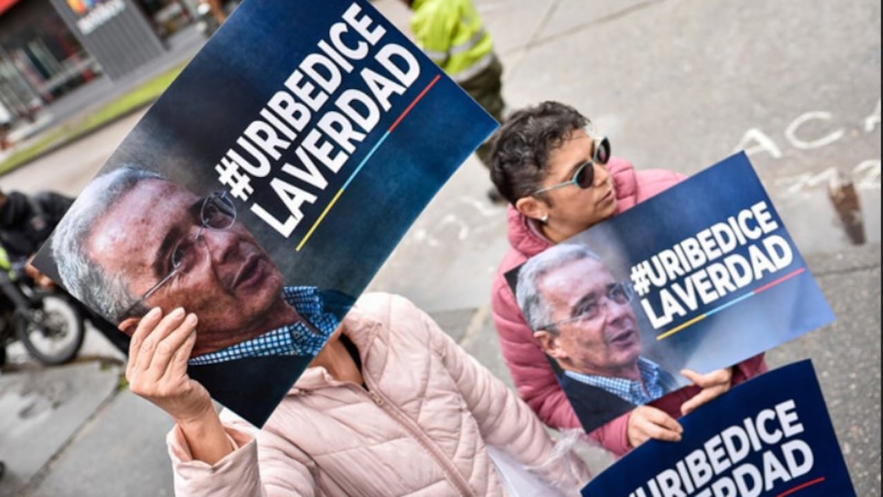 Seguidores del expresidente Álvaro Uribe Vélez en los juzgados de Paloquemao.