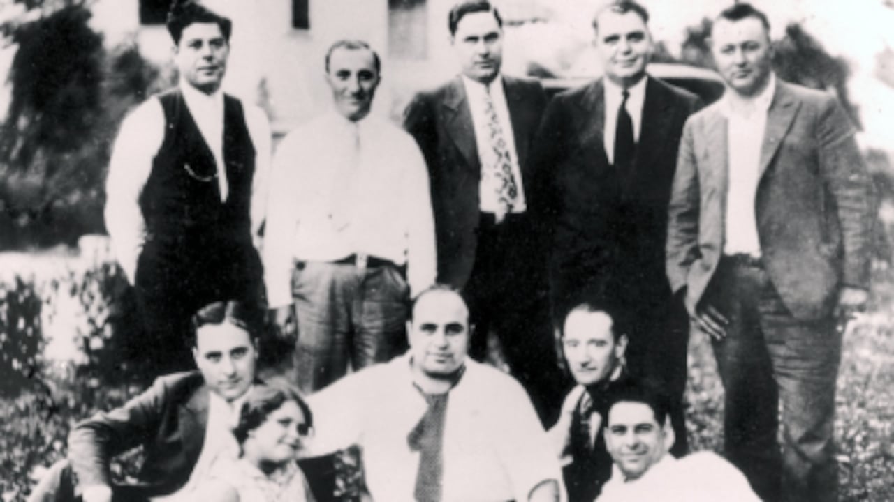 Muchos de los parientes de Capone decidieron cambiar su apellido para no ser relacionados con él. En la foto aparece con algunos familiares y amigos durante un picnic en Chicago.