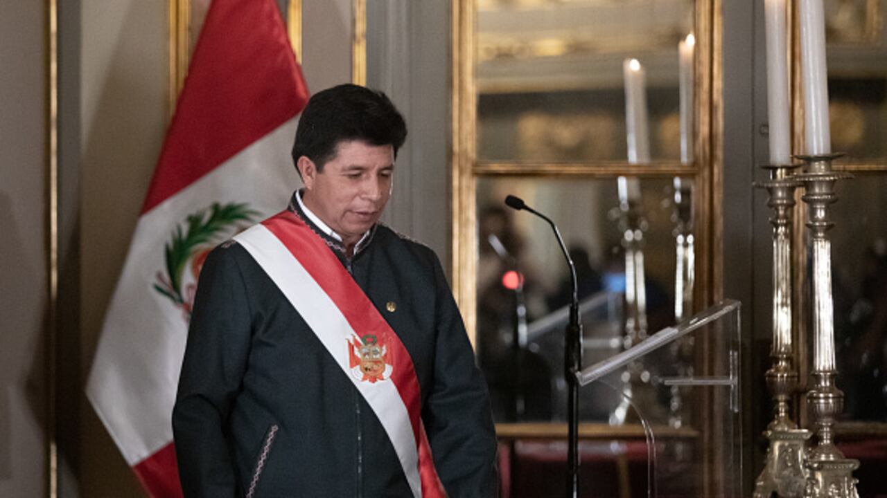 La Fiscal de Perú, Patricia Benavides, señaló que la existencia de indicios que evidenciaban que el mandatario era el cabecilla de una red responsable de delitos como tráfico de influencias, organización criminal y colusión.