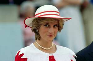 Diana, princesa de Gales, luce un atuendo con los colores de Canadá durante una visita de estado a Edmonton, Alberta, con su esposo, el entonces príncipe Carlos
