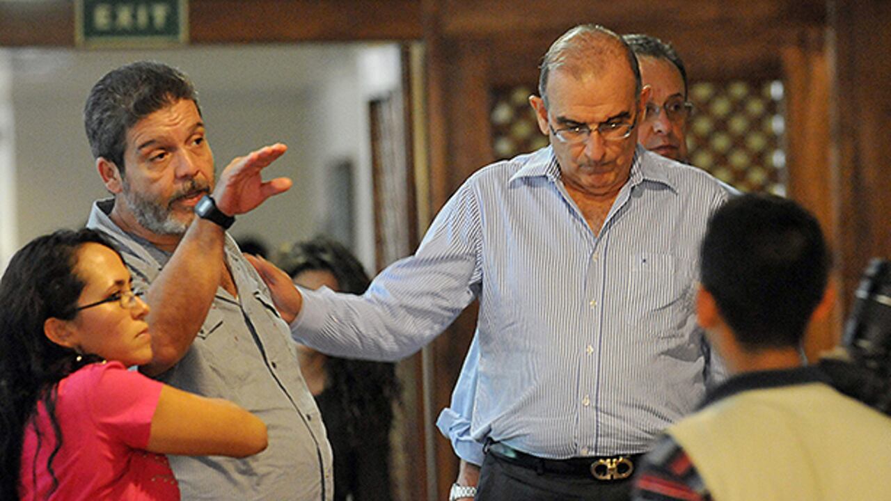 El jefe de la delegación de paz del Gobierno colombiano, el ex vicepresidente Humberto de la Calle (c), saluda al integrante de las Fuerzas Armadas Revolucionarias de Colombia (FARC), Luis Alberto Albán (i), alias Marco León Calarcá, este miércoles 6 de noviembre.