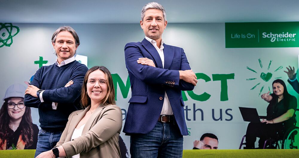 Desde Bogotá se administra el Clúster Andino de Schneider Electric, que incluye a Colombia, Ecuador y Venezuela. De izquierda a derecha Andrés Gómez Becerra (CSQ senior manager del Clúster Andino), Stephanie Cardozo (Lider de Innovación NAC), Javier Ortiz (Presidente del Clúster Andino Norte).