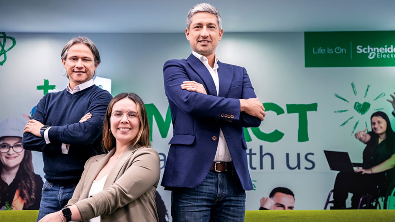 Desde Bogotá se administra el Clúster Andino de Schneider Electric, que incluye a Colombia, Ecuador y Venezuela. De izquierda a derecha Andrés Gómez Becerra (CSQ senior manager del Clúster Andino), Stephanie Cardozo (Lider de Innovación NAC), Javier Ortiz (Presidente del Clúster Andino Norte).