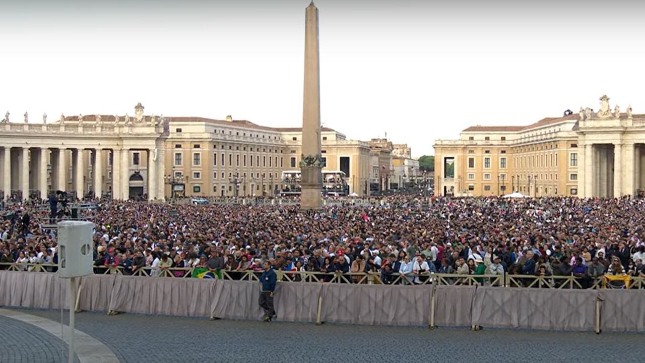 Cientos de miles de fieles se reunieron en la Plaza de San Pedro para presenciar el momento de la fumata en la Capilla Sixtina.