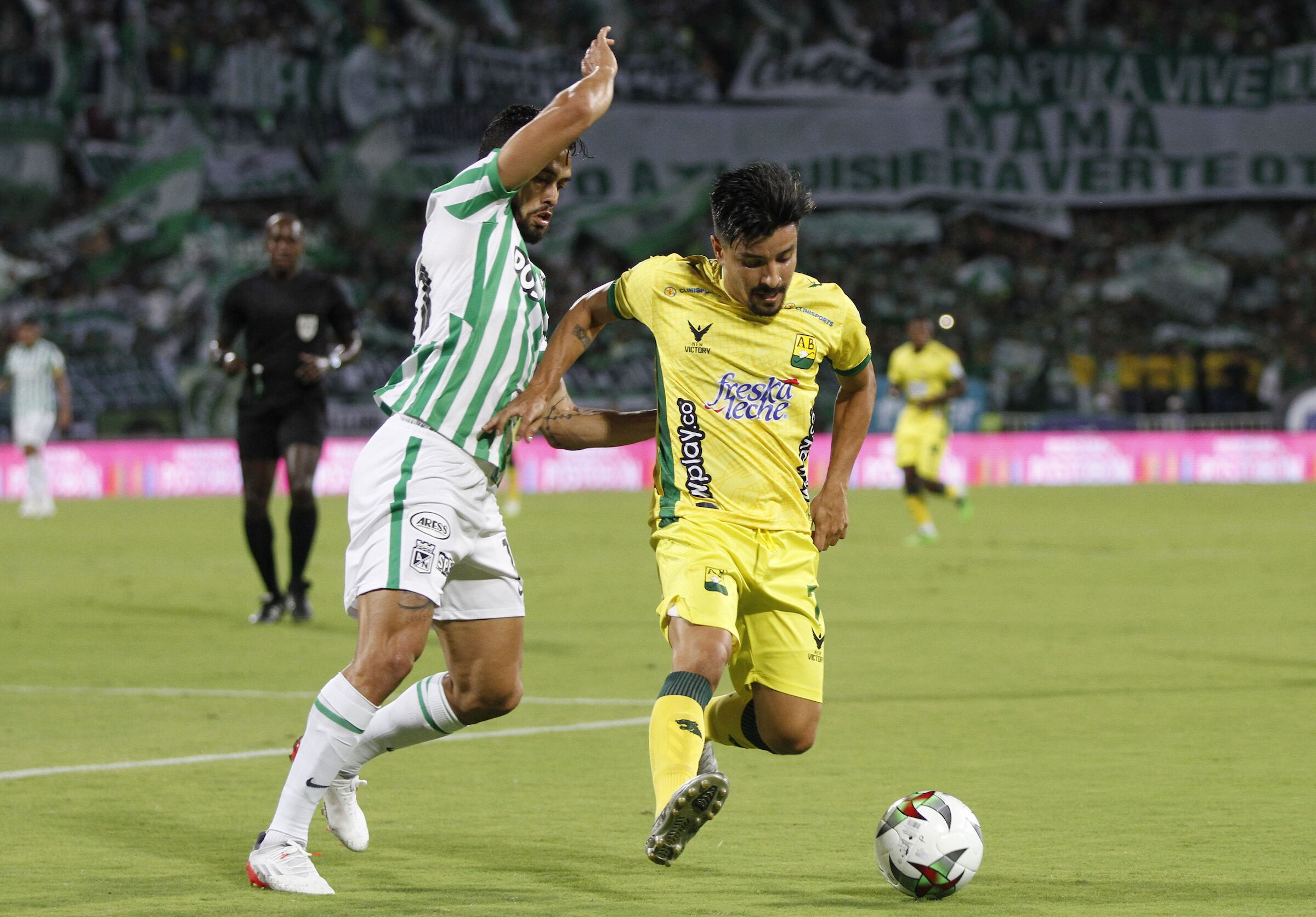 MEDELLIN - COLOMBIA, 06-11-2021: Andres Andrade de Nacional disputa el balón con Sherman Cardenas del Bucaramanga durante partido por la fecha 18 de la Liga BetPlay DIMAYOR II 2021 entre Atlético Nacional y Atlético Bucaramanga jugado en el estadio Atanasio Girardot de la ciudad de Medellín. / Andres Andrade of Nacional struggles the ball with Sherman Cardenas of Bucaramanga during match for the date 18 as part of BetPlay DIMAYOR League II 2021 between Atlético Nacional and Atletico Bucaramanga played at Atanasio Girardot stadium in Medellín city. Photo: VizzorImage / Juan Agusto Cardona / Cont