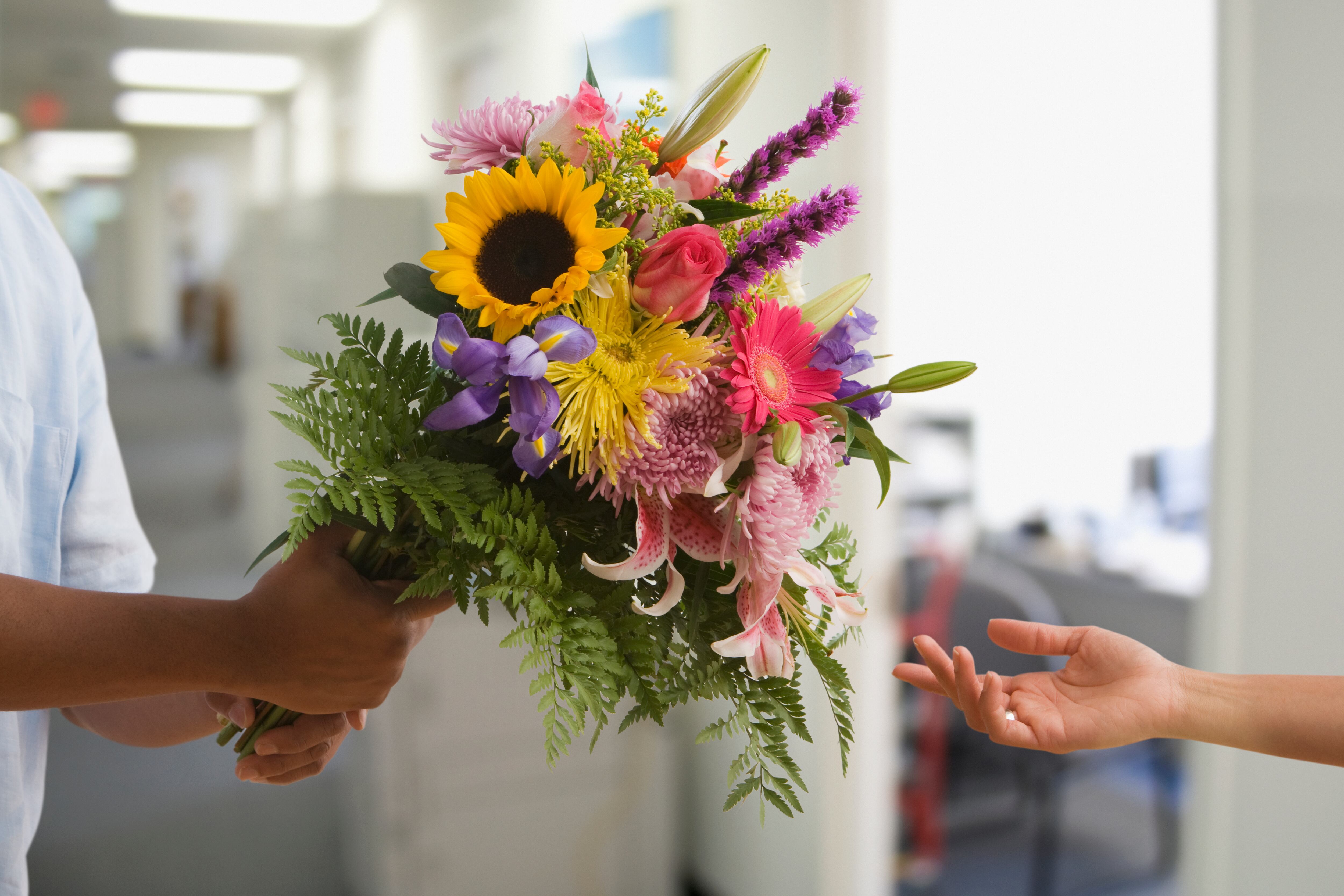 Regalar flores podría mejorar el estado de ánimo de una persona.