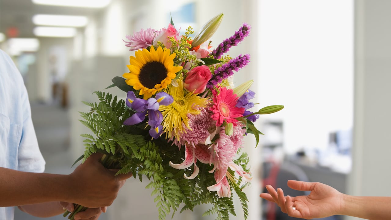 Regalar flores podría mejorar el estado de ánimo de una persona.