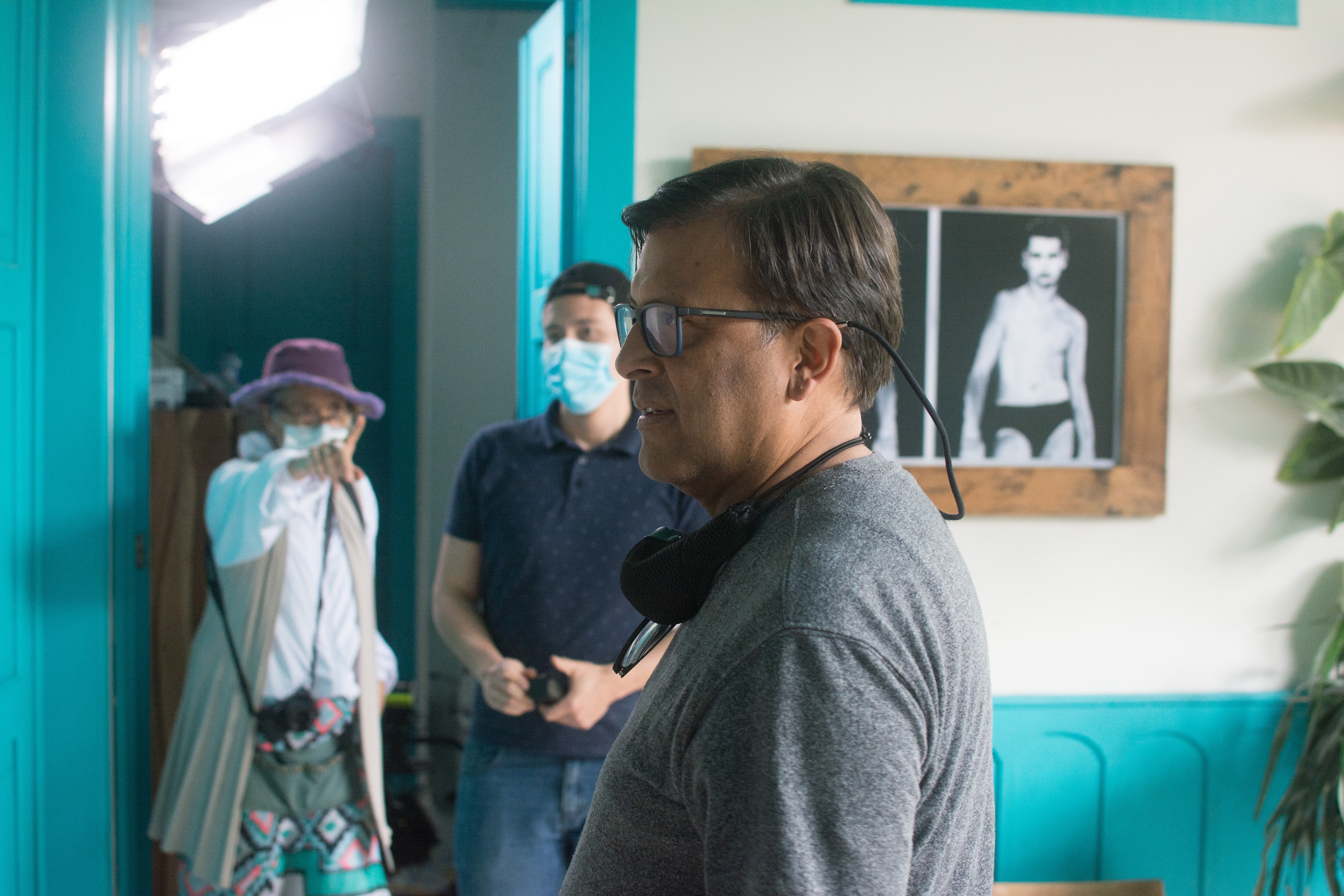 La trayectoria de Victor Castaño ha transcurrido en un 95 por ciento en la televisión pública, realizando producciones educativas y deportivas. También trabajó junto a documentalistas como Carlos Álvarez y Fernando Ramírez.