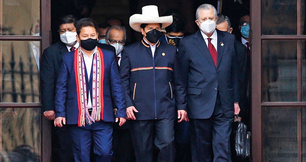 El presidente de Perú, Pedro Castillo, junto a miembros de su gabinete. Foto: AFP