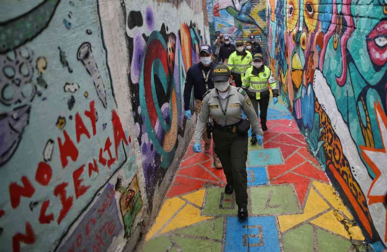 Agentes de Policía acompañan a funcionarios de Migración a realizar controles en los hoteles del centro de la ciudad. Foto: Esteban Vega/ Semana