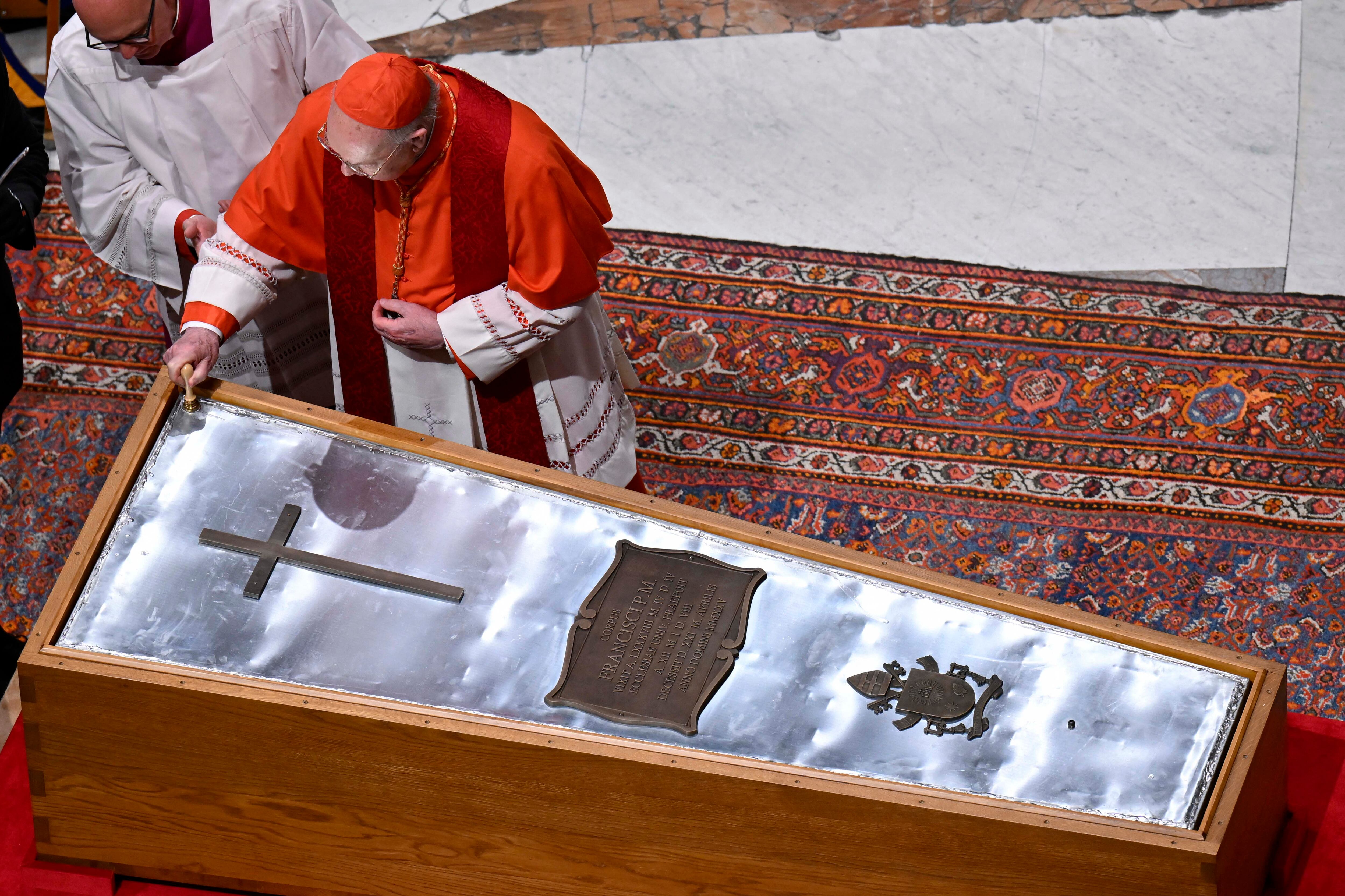 En la fotografía se observa a Kevin Farrell, cardenal camarlengo, durante el rito realizado para sellar el ataúd del Papa Francisco en la víspera de su funeral en el Vaticano.